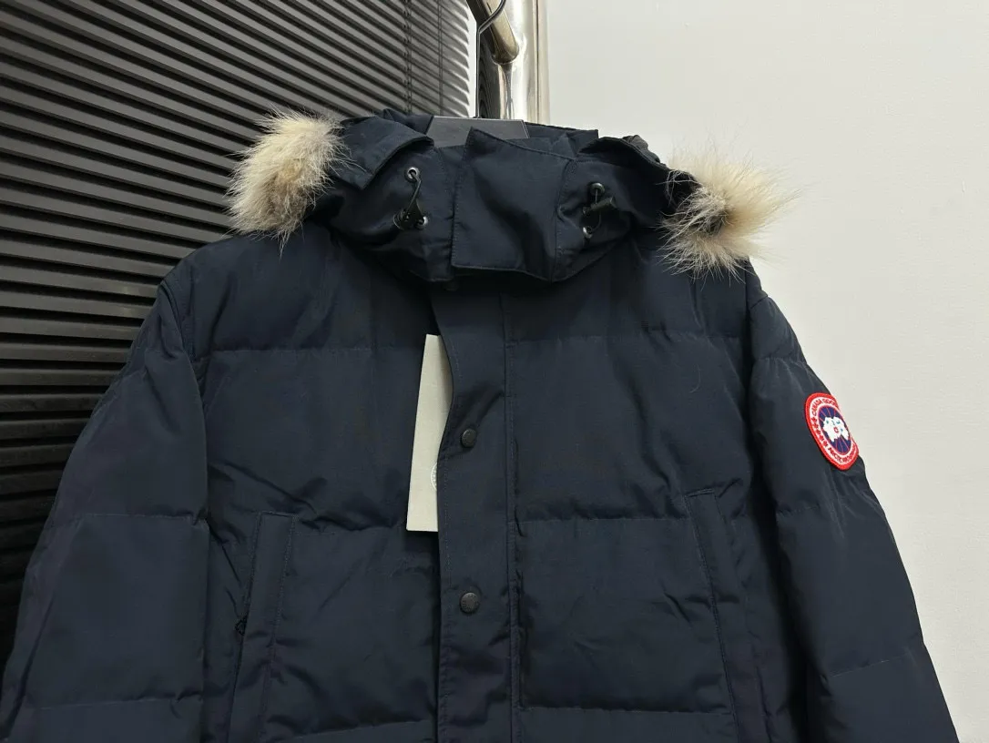 P780 [canada goose wyndham] 29 parka down jackets. The fabric is as soft and hard as the original. It can be restored by kneading at will (fabric misunderstanding: fabrics with high hardness are not waterproof. Only those who buy the latest authentic version this year will notice the softness and comfort of the fabric). The down is synchronized with the authentic white duck down. It is fluffy and not clumps. The electronically controlled down filling machine is filled with down. The zipper is customized with authentic ykk military grade copper core zipper puller. The high-hardness, non-stuck fur collar is made from original and custom-made western Canadian coyote skin. All workmanship and wiring are controlled by workers with more than ten years of service. They must be horizontal and vertical, and no crookedness is allowed. The wiring density inside is more sophisticated. Fighters in the world 29 battle all kinds of world products. Size: XS-XXL
